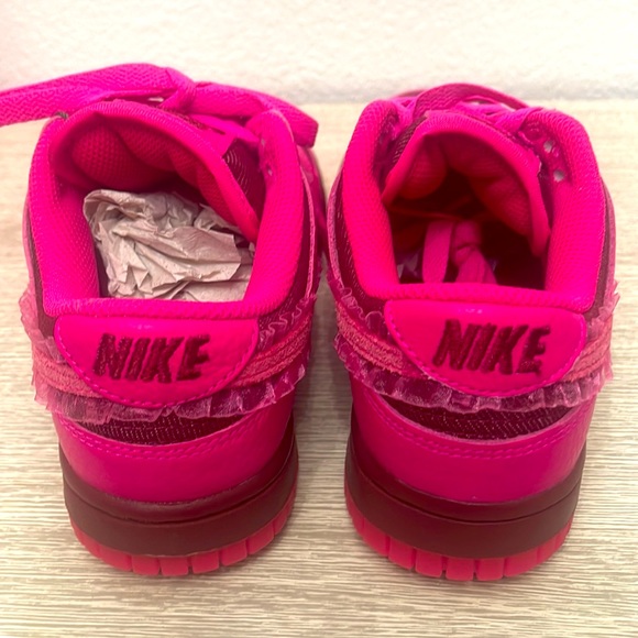 💯 New Nike Dunk Low Valentines Day 2022 - Picture 5 of 8